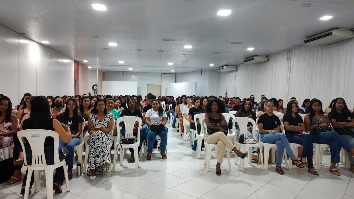 Público assistindo a palestra