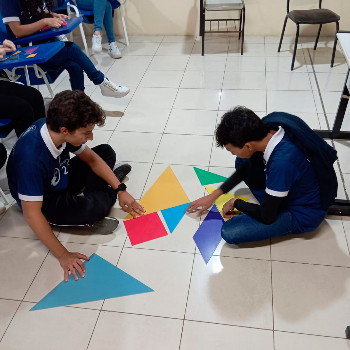 Alunos montando origami
