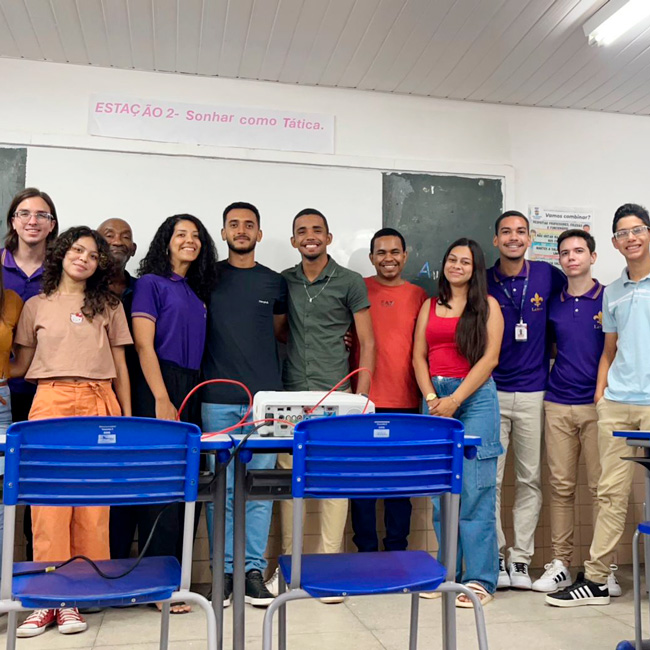 Comando para notícia - Estudantes de Letras participam de roda de conversa sobre desafios e possibilidades no ensino de Língua Inglesa.