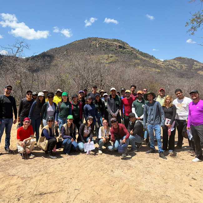 Comando para notícia - Aula de Campo levou estudantes de Ciências Biológicas da FACHUSC à FLONA de Negreiros.